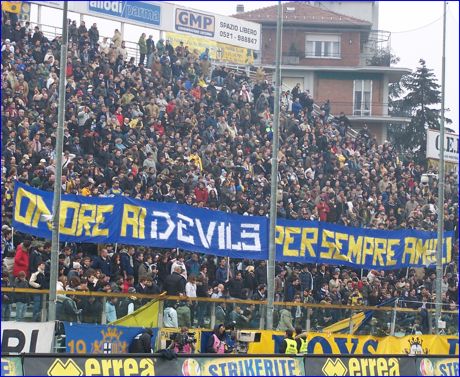 BOYS, Curva Nord di PARMA. Striscione: 'Onore ai Devils. Per sempre amici'