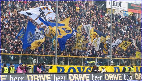 BOYS, Curva Nord di PARMA. Bandiere Gialloblu Crociate