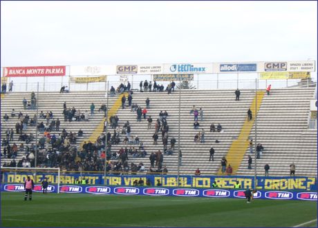 BOYS, Curva Nord di PARMA. Striscione: 'Ordine pubblico: tiri via il pubblico resta l'ordine?'