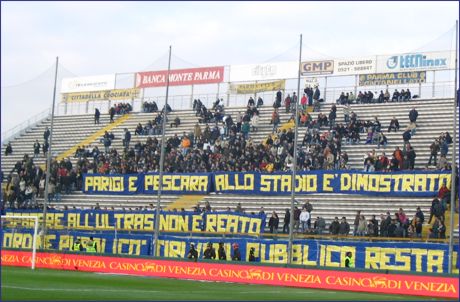 BOYS, Curva Nord di Parma. Striscione: 'Parigi e Pescara. Allo stadio  dimostrato sparare all'Ultras non  reato'