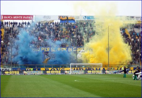 BOYS, Curva Nord di PARMA. Fumogeni gialloblu