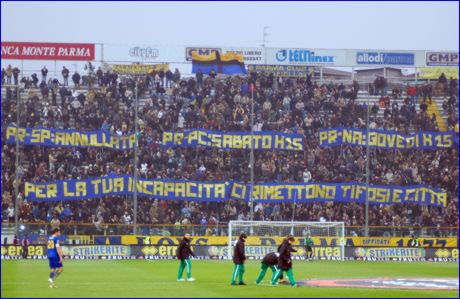 BOYS, Curva Nord di PARMA. Striscione: 'PR-SP: annullata. PR-PC: sabato h15. PR-NA: gioved h15. Per la tua incapacit ci rimettono tifosi e citt'