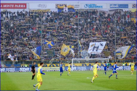 Curva Nord di PARMA. Sciarpata