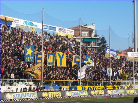 BOYS, Curva Nord di PARMA. Tre-aste compongono lo Striscione BOYS