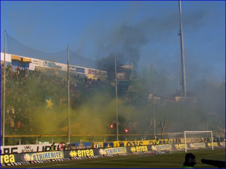 BOYS, Curva Nord di PARMA. Fumogeni gialloblu