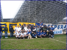 Le squadre Ultras posano per la foto ricordo