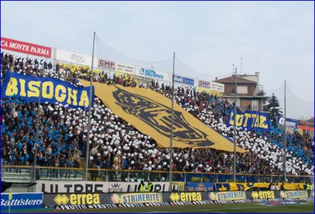 BOYS, Curva Nord di PARMA. Parte la coreografia e scende l'Elmo