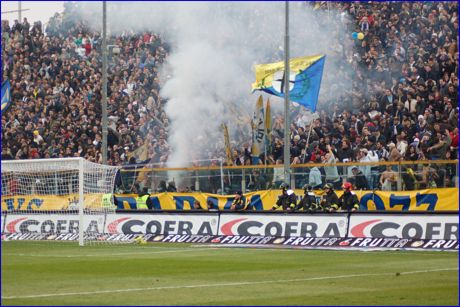 BOYS, Curva Nord di PARMA. Fumogeno post-gol