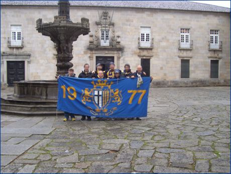 BOYS in Portogallo. Foto di gruppo con Striscione '1977'