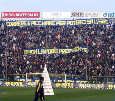 BOYS, Curva Nord di PARMA. Striscioni per il nuovo presidente del PARMA. 'Correre e picchiare per poterci salvare'. 'Buon lavoro presidente'.