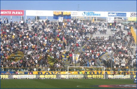 Curva Nord di PARMA. La partita inizia ma la gente  ancora fuori dai cancelli