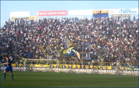 BOYS, Curva Nord di Parma. Bandiere al vento