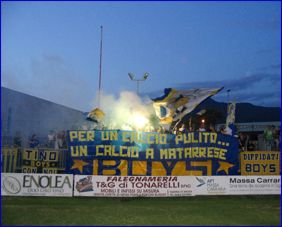 BOYS a Massa (Massese-PARMA). Bandiere al vento, braccia alzate, luci di torce. E lo striscione: 'Per un calcio pulito... un calcio a Matarrese'