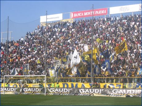 Curva Nord di PARMA. Bandiere al vento