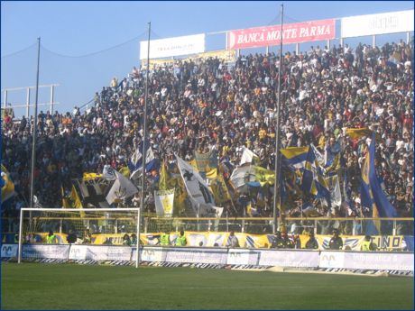 Curva Nord di PARMA. Bandiere Gialloblu Crociate