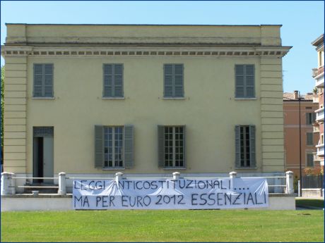 Petitot di p.le Risorgimento, zona stadio Tardini. Striscione BOYS: 'Leggi anticostituzionali ma... per Euro 2012 essenziali'