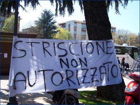 Piazzale stadio Tardini. Striscione BOYS: 'Striscione non autorizzato'