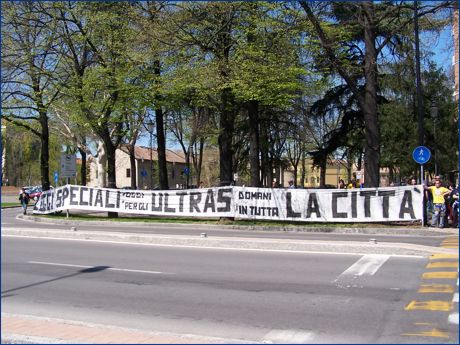 Viale partigiani, zona stadio Tardini. Striscione BOYS: 'Leggi speciali oggi per gli Ultras domani in tutta la citt'