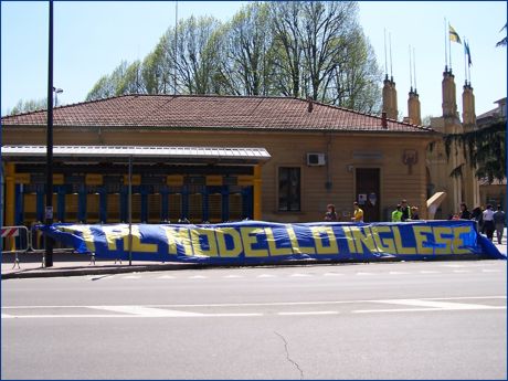 Ingressi Curva Nord stadio Tardini. Striscione BOYS: 'No al modello inglese'