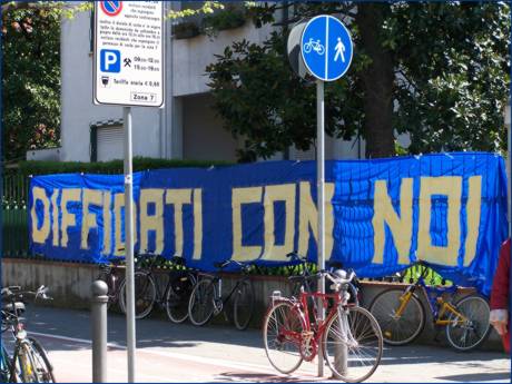 Viale partigiani, zona stadio Tardini. Striscione BOYS: 'Diffidati con noi'