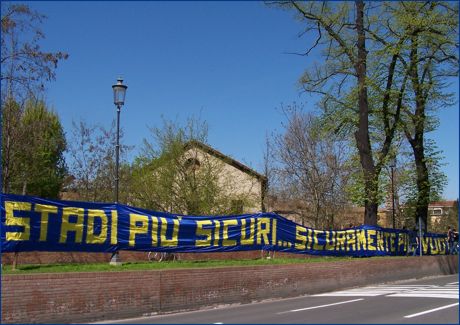 Viale S. Michele, zona stadio Tardini. Striscione BOYS: 'Stadi pi sicuri... sicuramente pi vuoti'