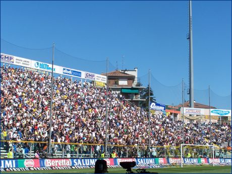 Curva Nord di PARMA. Niente striscioni, niente bandiere, niente tamburi, niente megafoni, niente impianti audio.