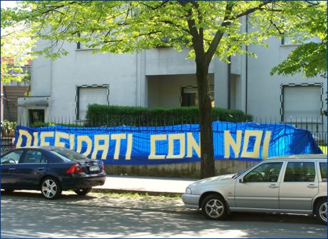 Viale partigiani, zona stadio Tardini. Striscione BOYS: 'Diffidati con noi'