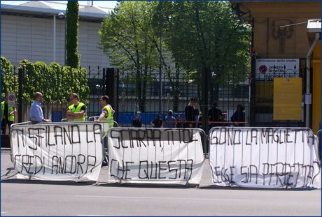 Viale partigiani, zona stadio Tardini. Striscione BOYS: 'Ti sfilano la sciarpa, ti tolgono la maglietta, credi ancora che questa legge sia perfetta?'