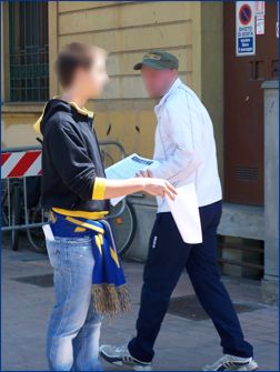 Ingresso Curva Nord stadio Tardini. Ragazzo dei BOYS diffonde il volantino del Gruppo