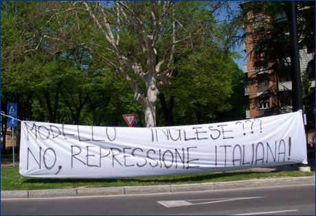 Viale partigiani, zona stadio Tardini. Striscione BOYS: 'Modello inglese??? No, repressione italiana!'