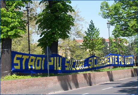 Viale S. Michele, zona stadio Tardini. Striscione BOYS: 'Stadi pi sicuri... sicuramente pi vuoti'