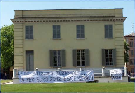 Petitot di P.le Risorgimento, zona stadio Tardini. Striscioni BOYS: 'Leggi anticostituzionali... ma per euro 2012 essenziali' e 'Euro 2012? No, grazie'