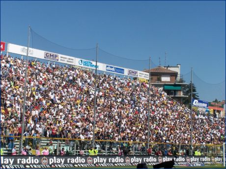 Curva Nord di PARMA. Niente striscioni, niente bandiere, niente tamburi, niente megafoni, niente impianti audio.