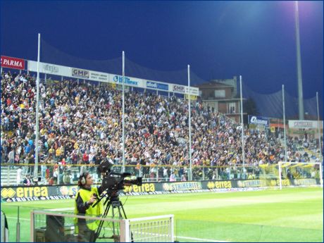 Curva Nord di PARMA. Niente striscioni, niente bandiere, niente tamburi, niente megafoni, niente impianti audio.