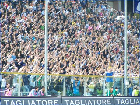 Curva Nord di PARMA. Mani alzate.