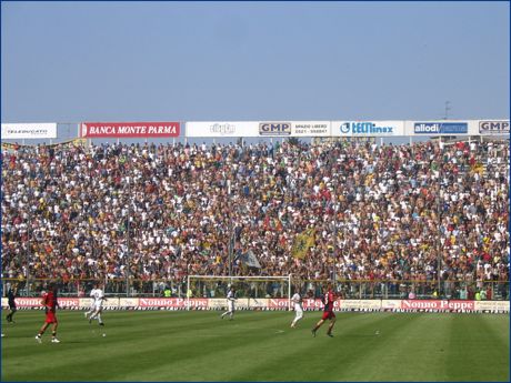 Curva Nord di PARMA. Niente striscioni, pochissime bandiere, niente tamburi, niente megafoni, niente impianti audio.