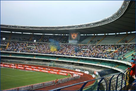 BOYS PARMA a Verona. Fumogeni gialli e blu