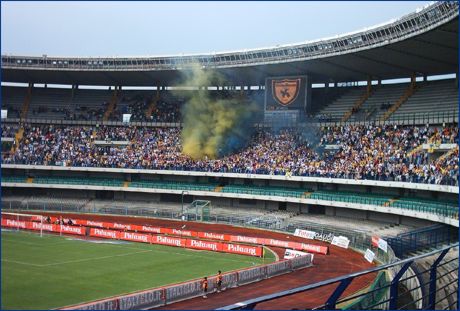 BOYS PARMA a Verona. Fumogeni gialli e blu