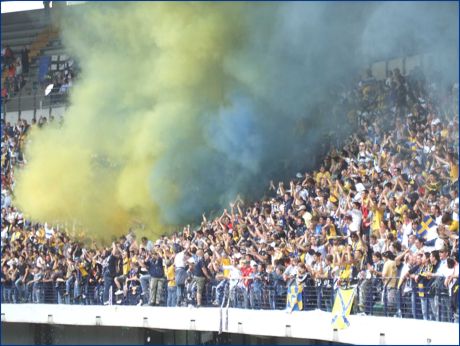 BOYS PARMA a Verona. Fumogeni gialli e blu