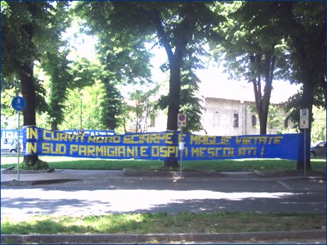 Viale Pier Maria Rossi, zona stadio Tardini. Striscione BOYS: 'In Curva Nord sciarpe e magliette vietate, in Sud parmigiani e ospiti mescolati!'