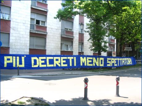 P.le Risorgimento, zona stadio Tardini. Striscione BOYS: 'Pi decreti meno spettatori'