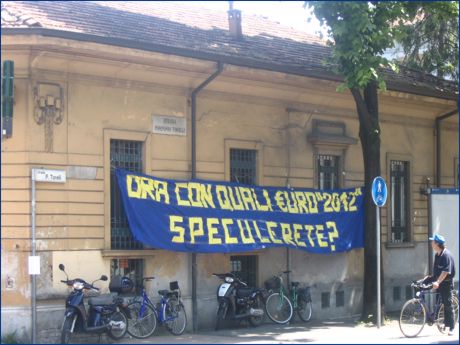 Strada Torelli, zona stadio Tardini. Striscione BOYS: 'Ora con quali €uro 2012 speculerete?'