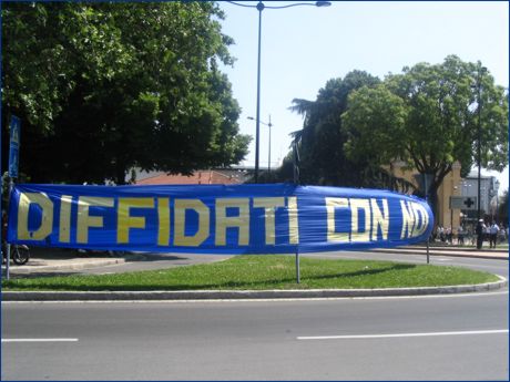 Viale Pier Maria Rossi, zona stadio Tardini. Striscione BOYS: 'Diffidati con noi'