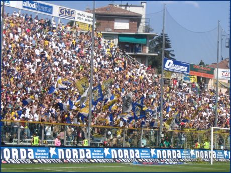 BOYS, Curva Nord di PARMA. Bandiere gialloblubianche e Leoni