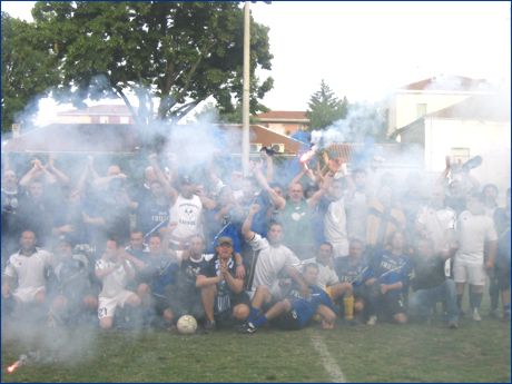 Sabato ai della U.P. Virtus. Foto di gruppo ultras parmigiani ed empolesi.