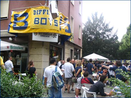 Pre-partita al Bar Gianni. Parmigiani ed empolesi insieme, su di un balcone spicca lo Striscione BOYS e Diffidati BOYS.