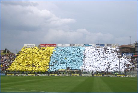 Curva Nord di PARMA. Coreografia BOYS con cartoncini che compone tre striscie verticali: una gialla, una bianca e una blu.