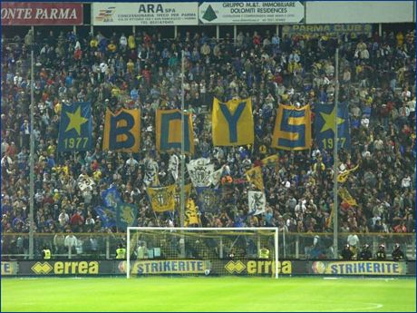 BOYS, Curva Nord di Parma. Coreografia di tre-aste che riproduce lo striscione BOYS