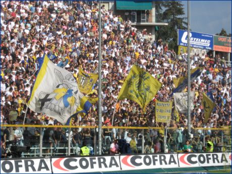 BOYS, Curva Nord di Parma. Bandiere e due aste