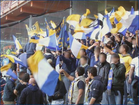 BOYS PARMA a Genova per Sampdoria-Parma. Bandiere giallo-blu-bianche e due aste